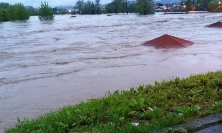 U mnogim gradovima BiH proglašeno vanredno stanje