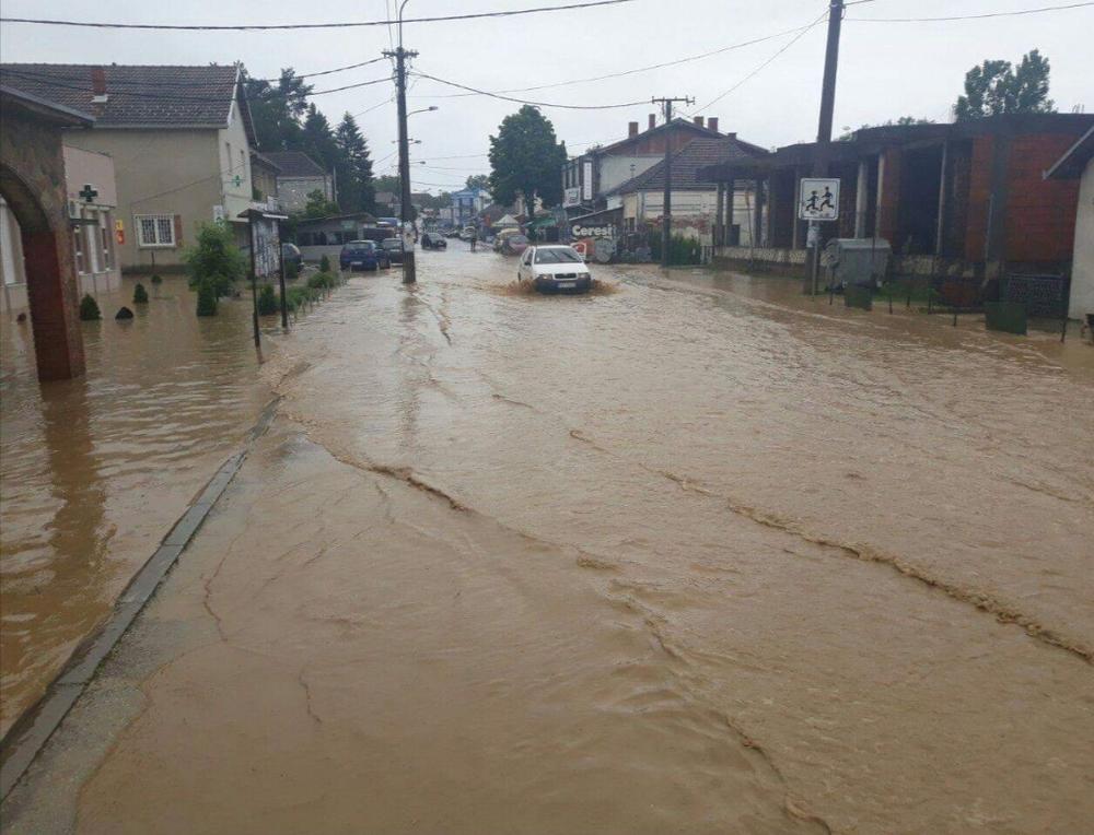 Poplave u Srbiji: Izlili se potoci, voda ušla i u kuće, evakuisani pojedini djelovi