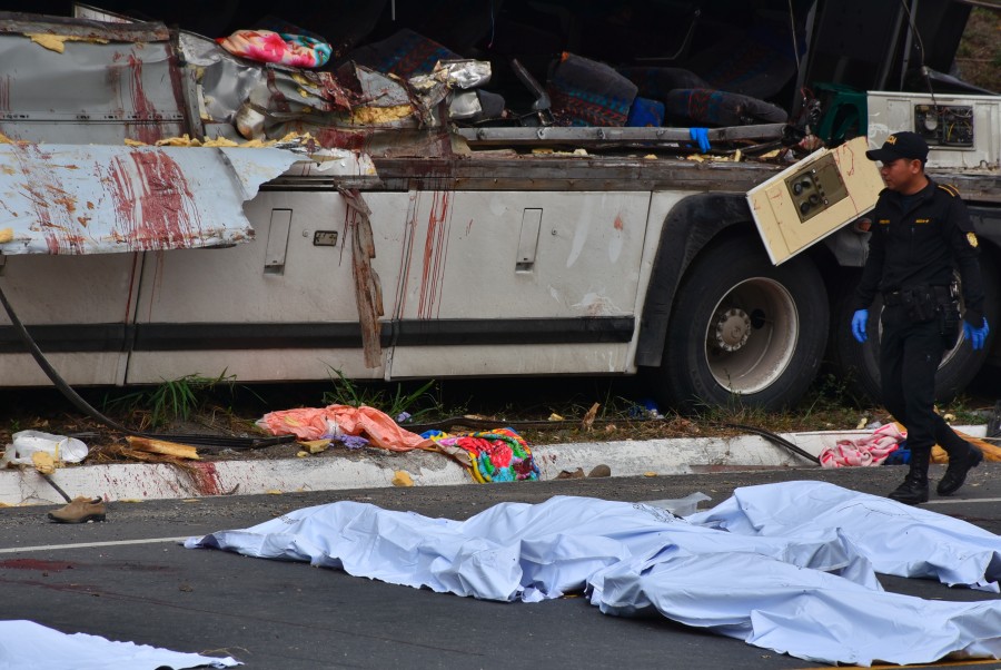 Autobus se survao, poginulo 25 osoba