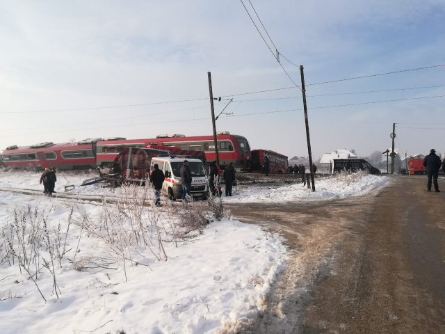 Teška nesreća kod Niša, voz udario autobus, troje mrtvih