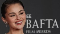 Poslušajte In The Dark, novu pjesmu Selene Gomez za Netflixovu seriju (video)