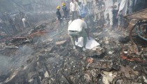 Policija o avionskoj nesreći u Indiji: Izgleda da nema preživjelih, stradali su i ljudi na zemlji