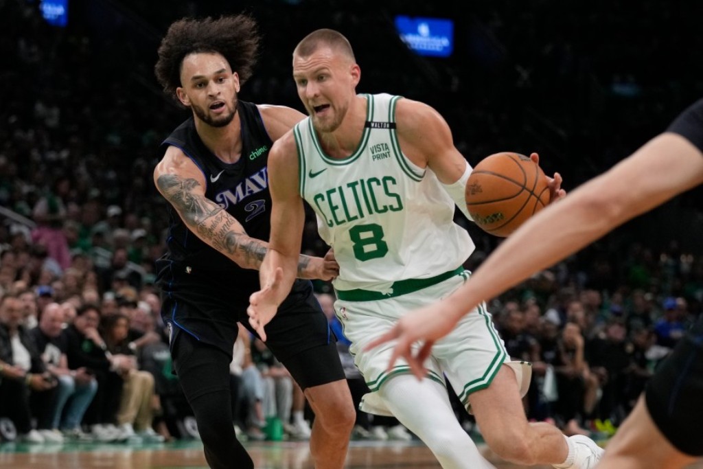 (foto: Guliver AP Photo/Charles Krupa) Peh za Boston, povrijedio se Porzingis
