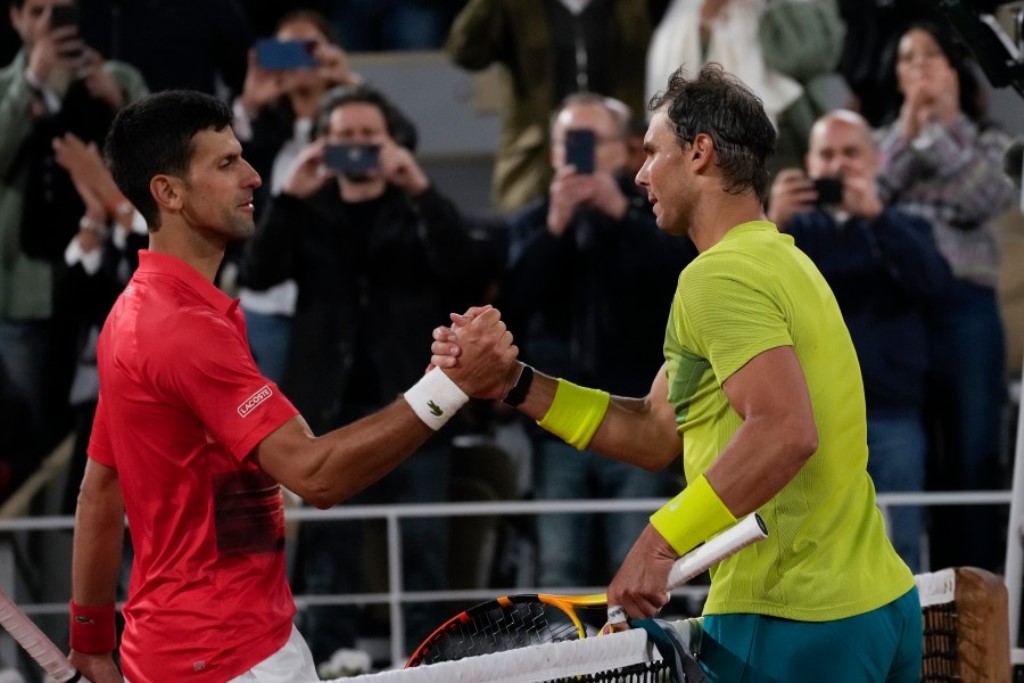 Novak Đoković i Rafael Nadal nakon posljednjeg meča na Rolan Garosu 2022. godine (Foto: Guliver/AP Photo/Christophe Ena) Teniski klasik, rukometni derbiji i plivačka finala na TVCG