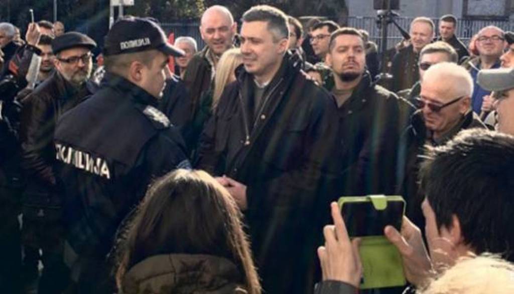 Dio opozicije blokirao ulaze u RTS