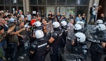 Novi Sad: Situacija ispred Filozofskog fakulteta mirna nakon što je izbio sukob demonstranata i policije