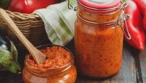 Ajvar: Šta je bolje - pečena ili barena paprika?